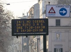 Auto: Ue vara nuove norme Euro7, in vigore dal 2025